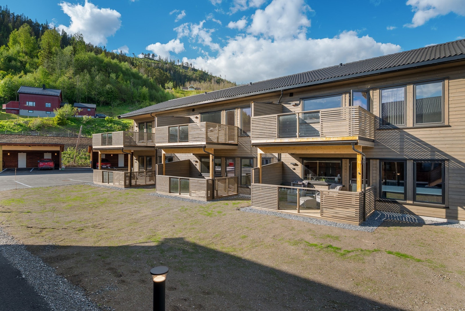 Med leiligheten følger det en utvendig sportsbod i carport, i tillegg til boden inne i leiligheten slik at man har rikelig med lagringsmuligheter. Galleribilde