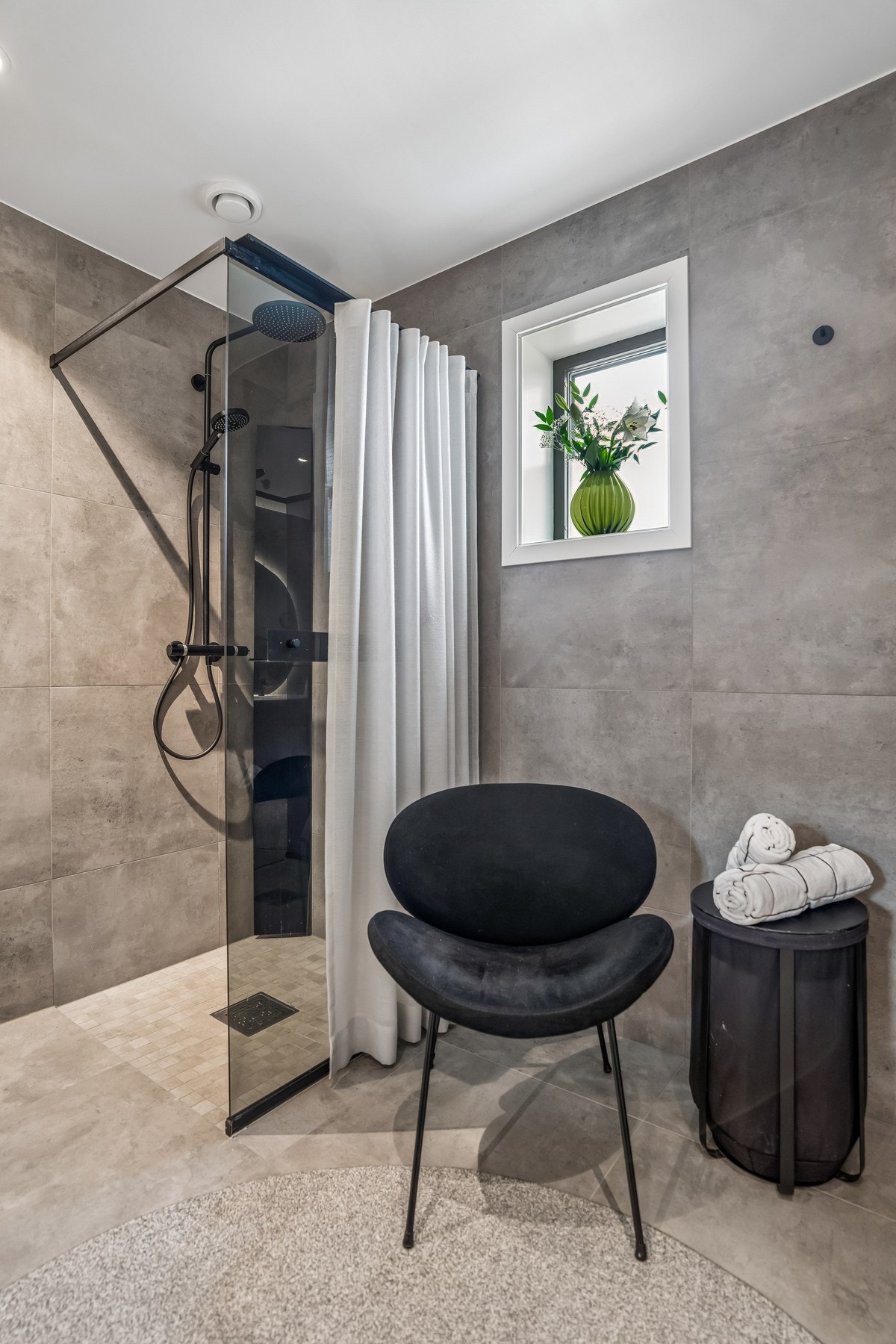 Badet er innredet med baderomsinnredning fra Svedbergs, speil med integrert belysning, spyletoalett, samt dusjnisje med glassvegg og forheng Galleribilde
