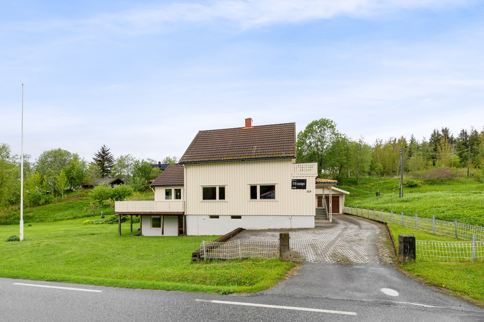 Enebolig over tre plan med et samlet bruksareal på 273 m². Galleribilde