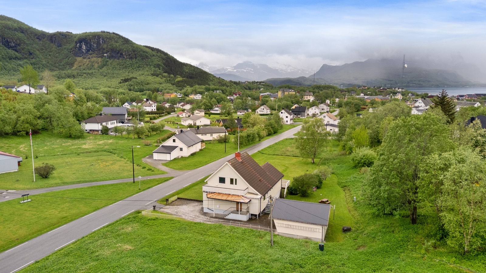 Asfaltert gårdsplass med parkeringsmuligheter og egen garasje. Galleribilde