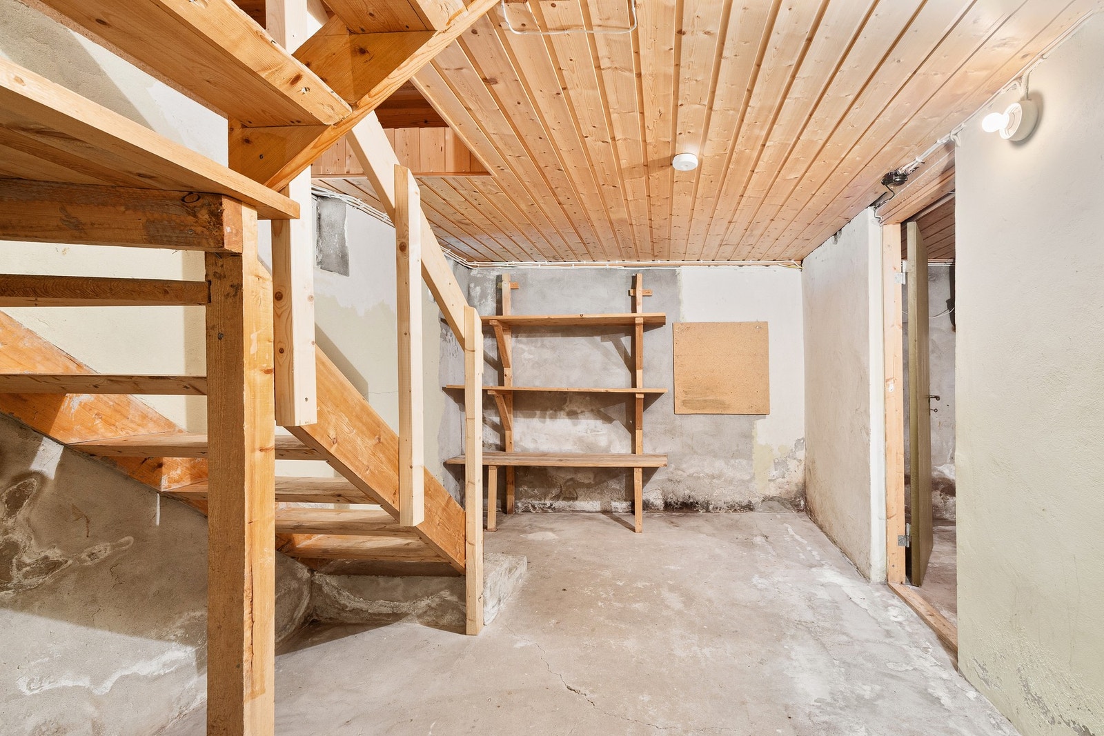 Kjelleren byr på rikelig med lagringsplass og bodareal. Galleribilde