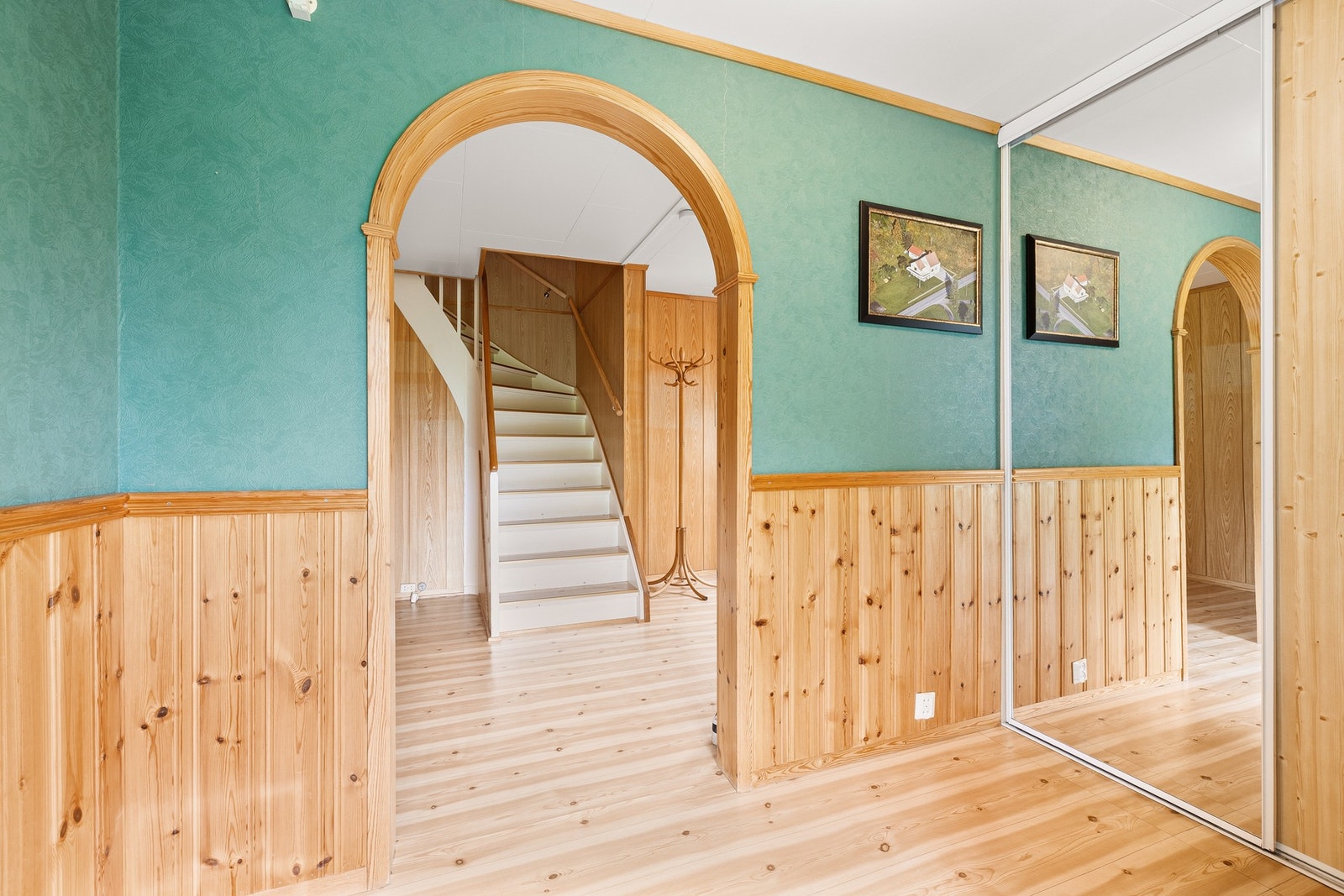 Innbydende entré med trapp opp til loftsetasjen. Galleribilde