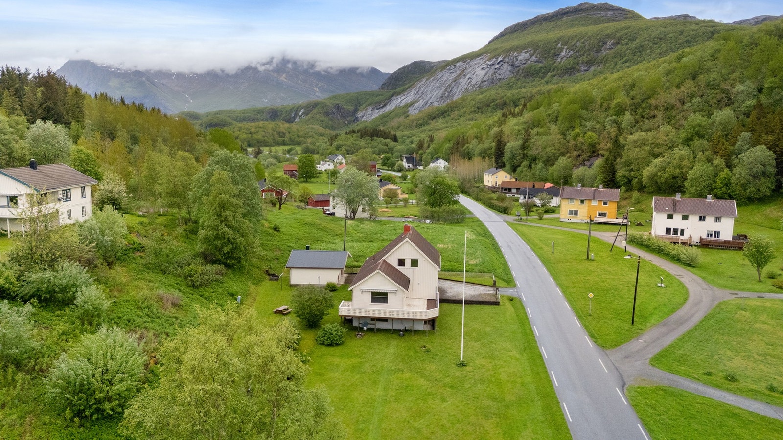 Eiendommen er omkranset av frodig natur og fjell. Galleribilde