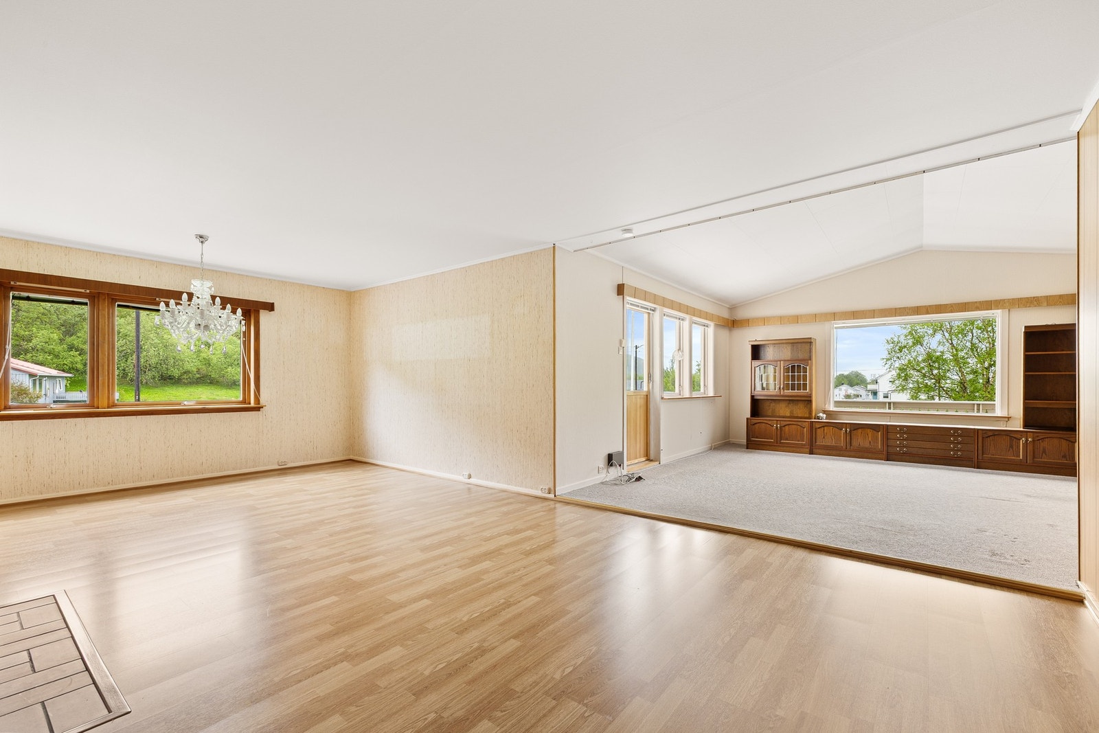 Store vindusflater gir godt med naturlig lysinnslipp. Galleribilde