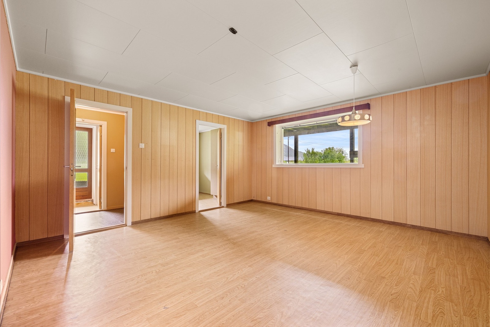 Stue i kjellerdelen med plass til en liten sittegruppe. Galleribilde