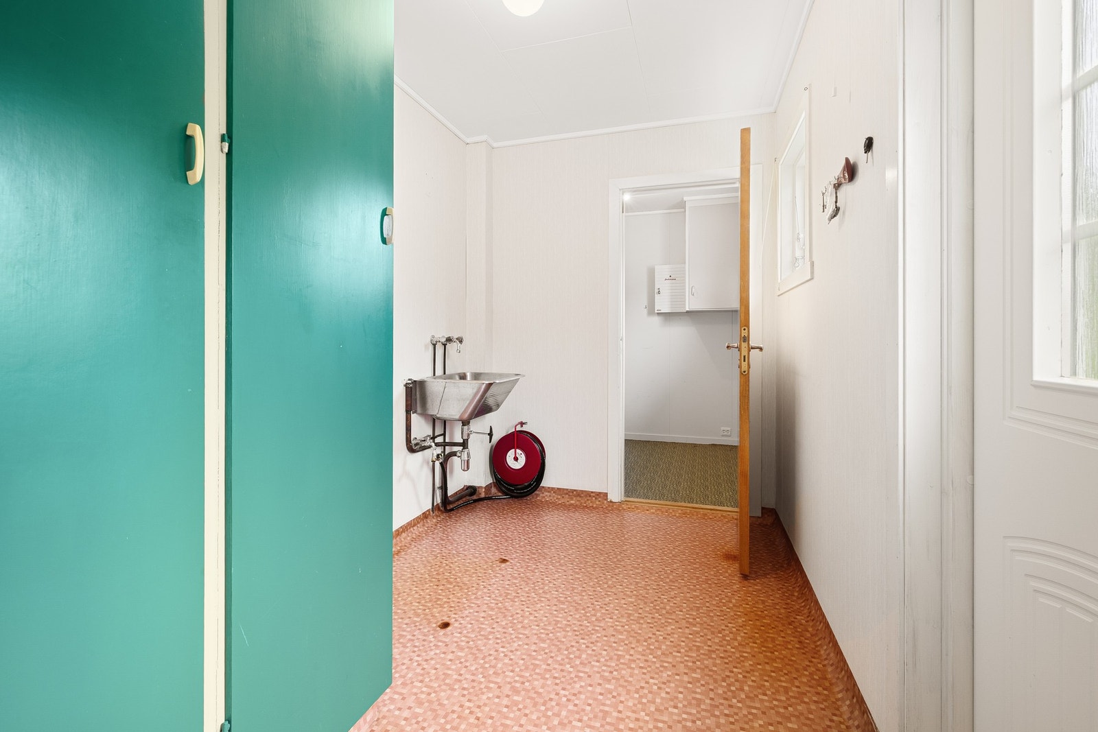 Praktisk vaskerom med utslagsvask og oppbevaringsmuligheter. Galleribilde