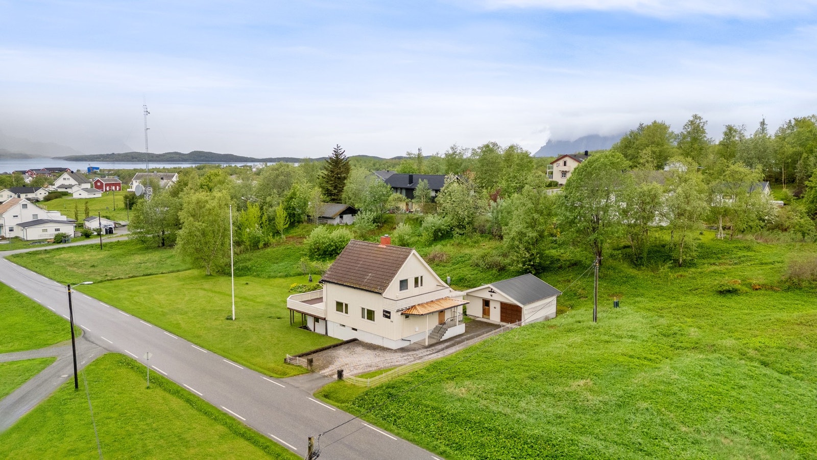 Velkommen til Inndyrveien 110 og denne romslige eneboligen med en stor tomt på 1 923,8 kvm. Galleribilde