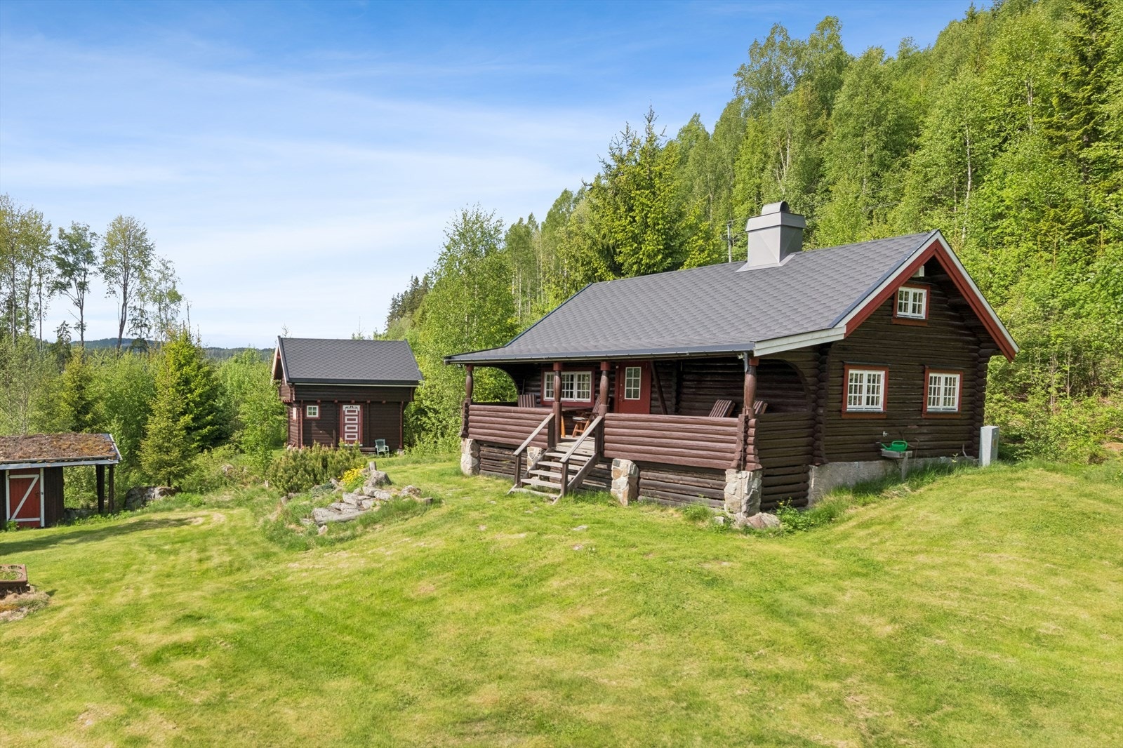 Velkommen til Nessjøvegen 479! Hyttetunet har en stor tomt på 11 mål, inkludert 7,7 mål skog og 3,2 mål bebygd areal. Galleribilde