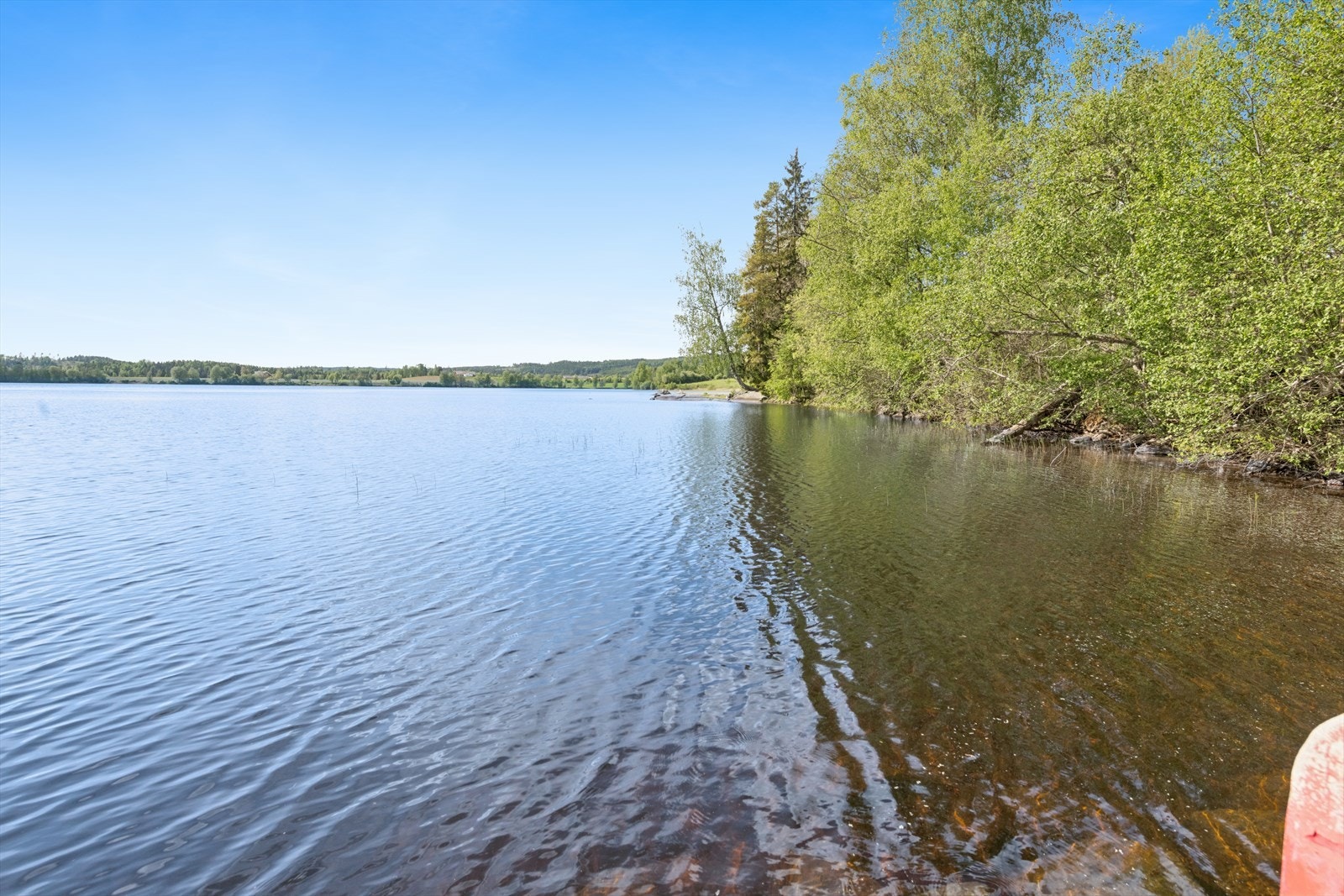 Her kan man nyte stille dager med fiskestang fra vannkanten eller fra båt. Galleribilde