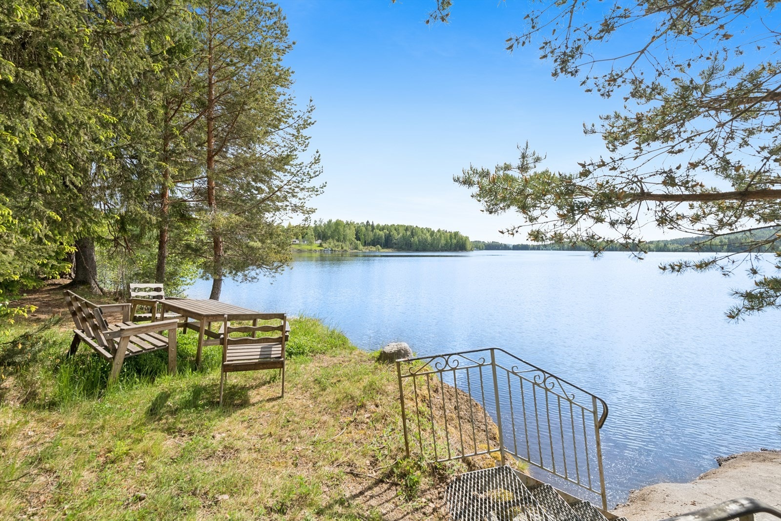 Området på nedsiden av veien tilhører også denne eiendommen og her er det god plass til både sittegruppe og solsenger. Galleribilde