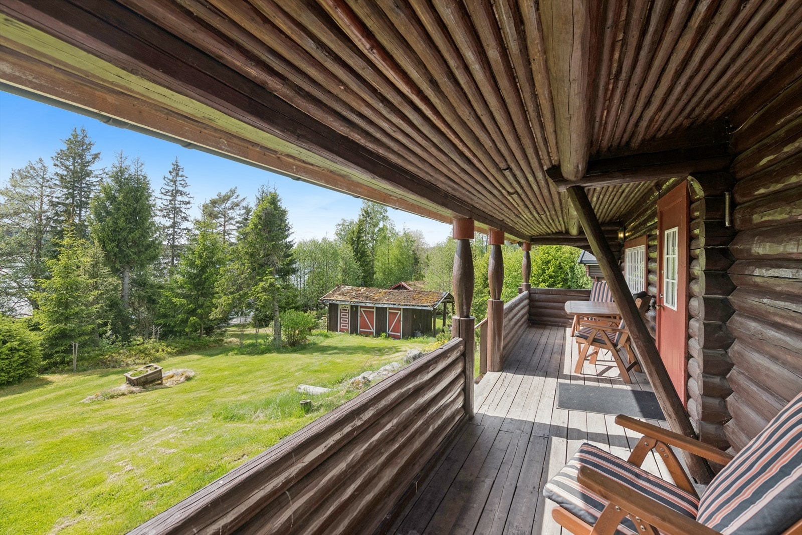 Verandaen har et solid rekkverk i tømmer og er et lunt sted å nyte utsikten. Galleribilde