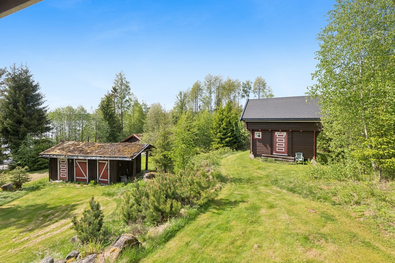Eiendommen består av et tun med flere bygg, inkludert hovedhytte, stabbur/anneks, uthus, lekestue og dobbelgarasje. Galleribilde