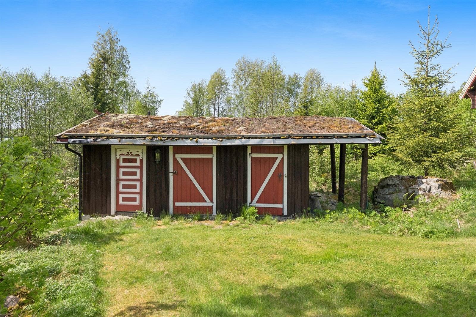 Uthuset på eiendommen har saltak med torvtekking og inneholder boder og et rom med sanitærløsninger. Galleribilde