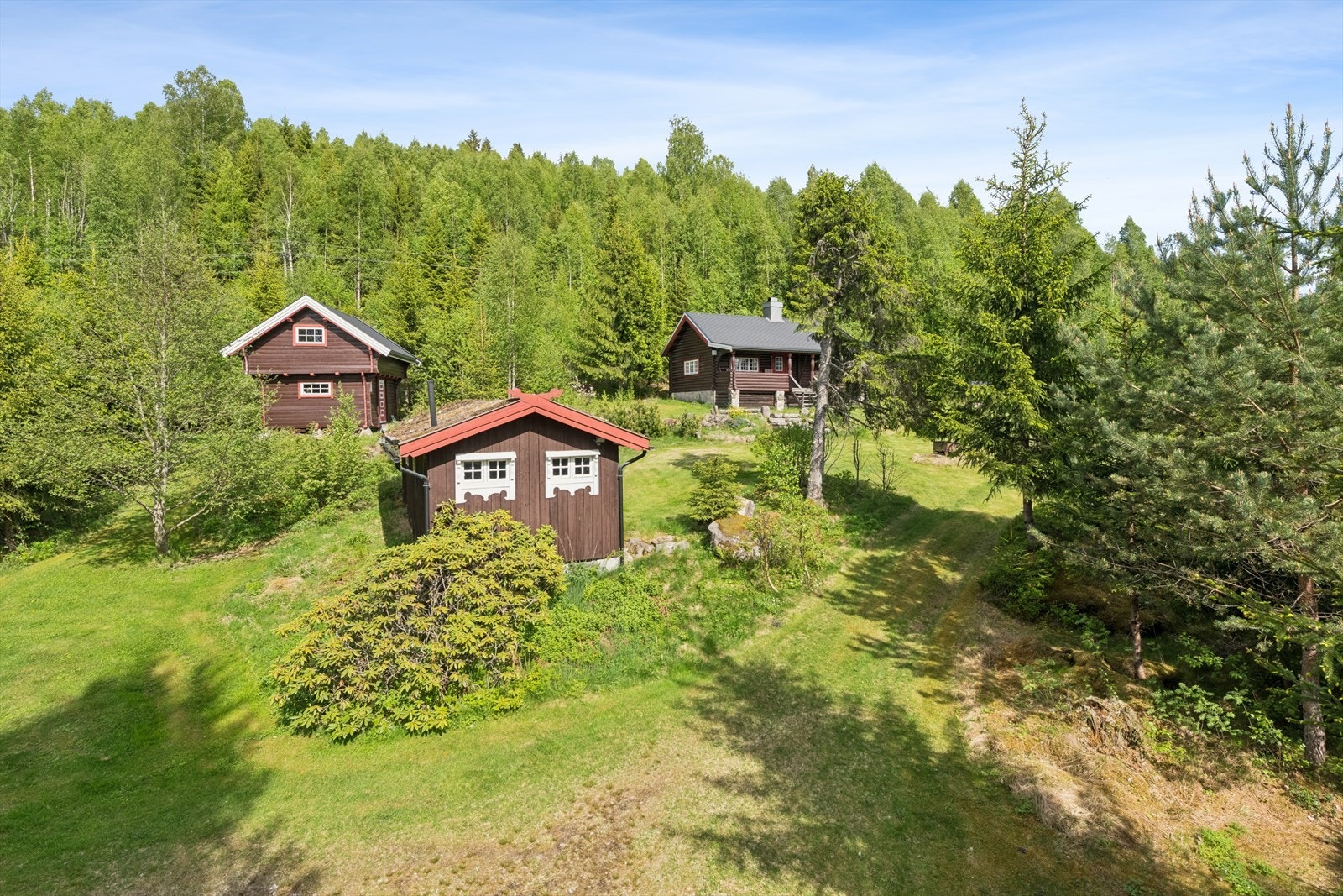 Eiendommen ligger i et område som byr på flotte muligheter for friluftsliv, med nærhet til Finnskogens villmarksnatur og turstier. Det er ca 17 minutter med bil til Charlottenberg og ca 1 time og 40 minutter til Oslo. Galleribilde