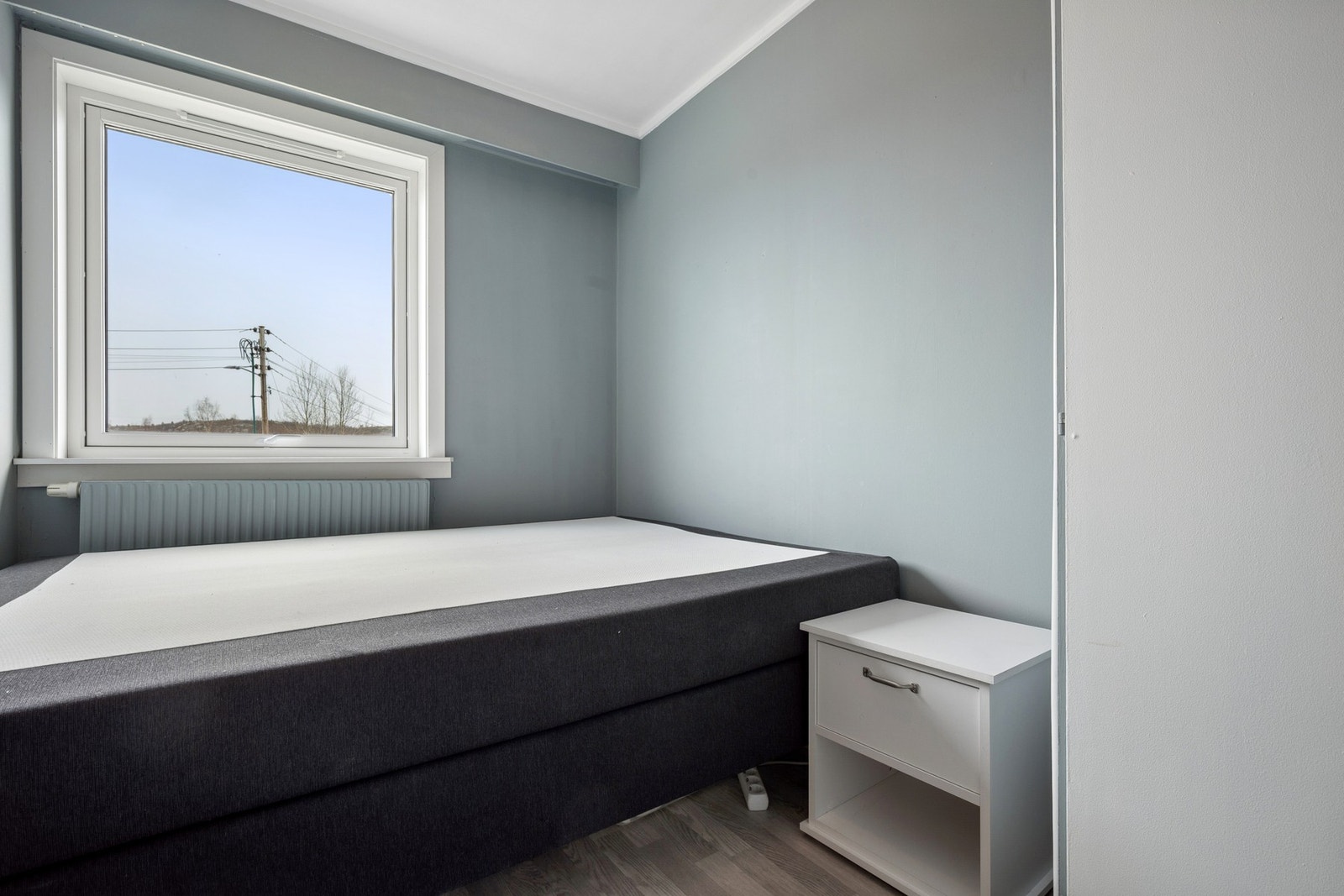 Soverom med plass for dobbeltseng samt. garderobeskap Galleribilde