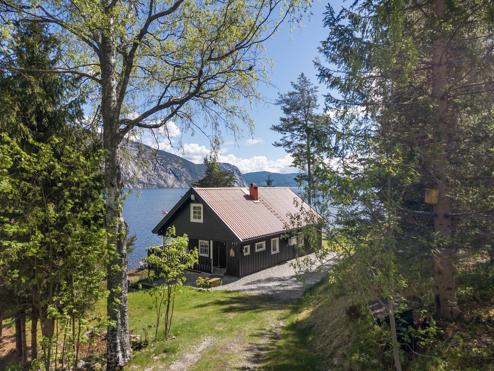 EiendomsMegler1 ved Ann Helen Jamtveit ønsker velkommen til Åmlivegen 329! Foto Inbovi Galleribilde