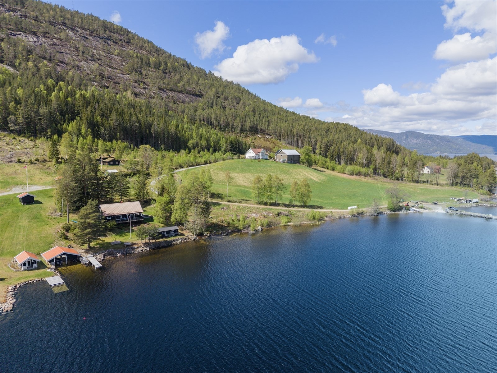 Eiendommen ligger usjenert til, omkranset av natur og med god avstand til naboer. Galleribilde