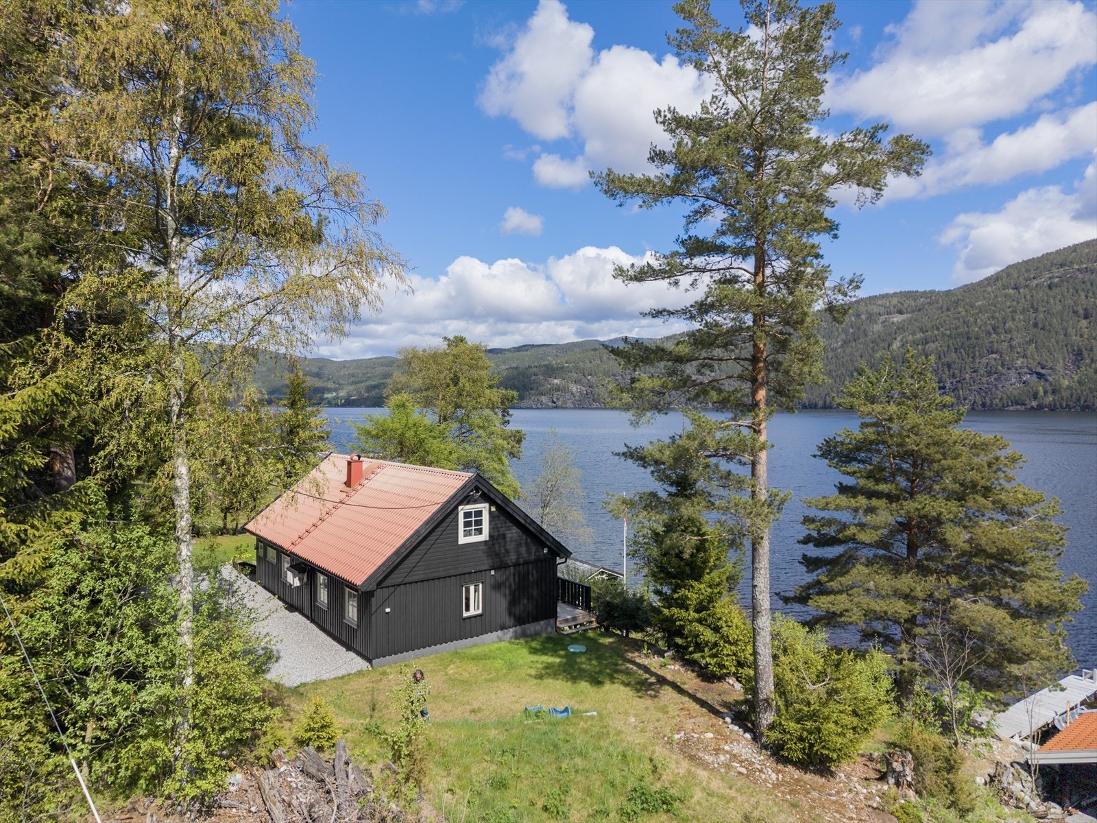 Her kan dagene starte med et morgenbad fra svaberget og avsluttes på terrassen med utsikt over vannet. Galleribilde