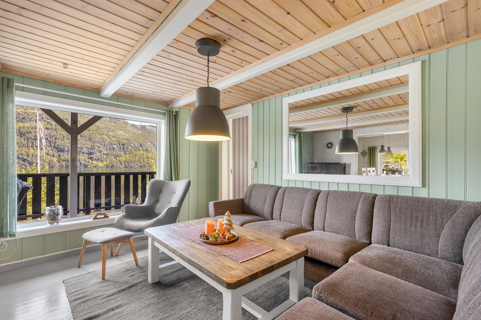 Gjennomgående overflater med malte tregulv og panel på vegger og i tak. Galleribilde