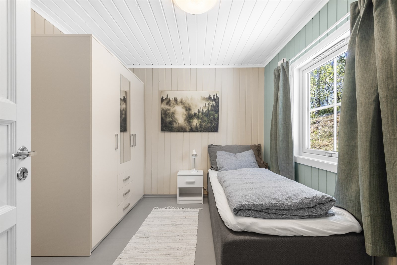 Soverom i første etasje med plass til seng og garderobeløsning. Galleribilde