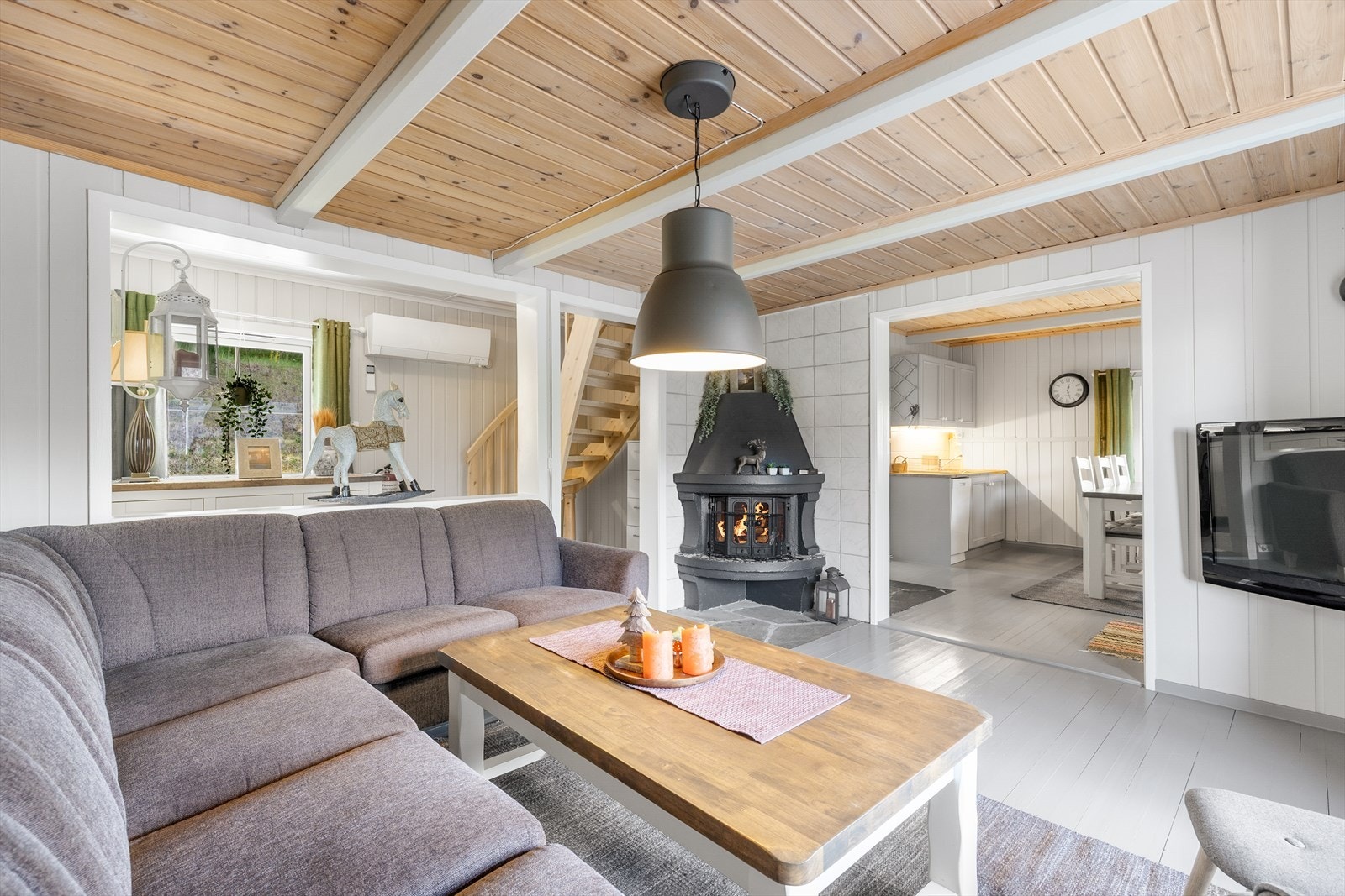 Stuen er utstyrt med både peis med innsats og en luft-til-luft-varmepumpe for effektiv oppvarming. Galleribilde
