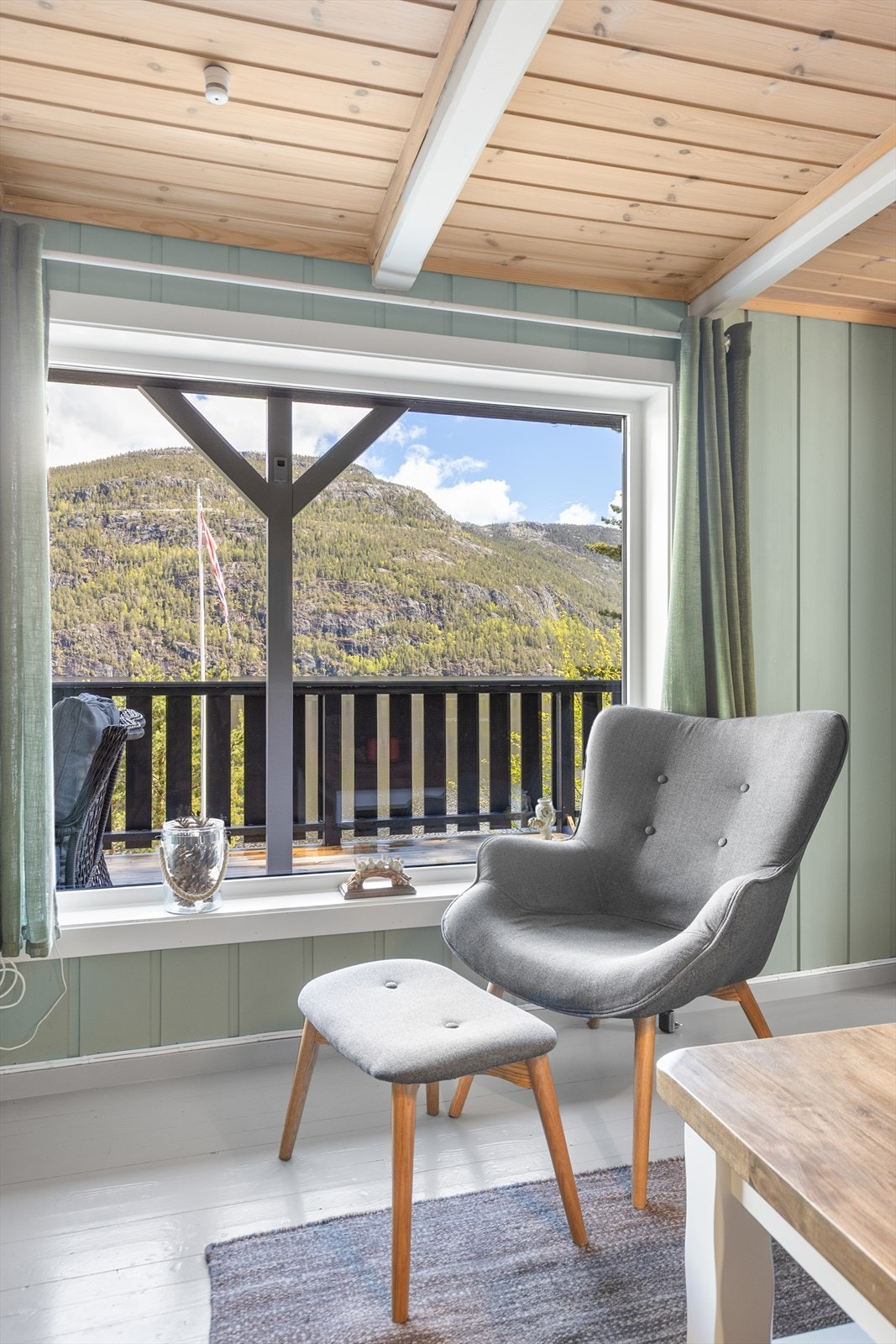 Vinduene i stuen rammer inn utsikten mot vannet og landskapet. Galleribilde