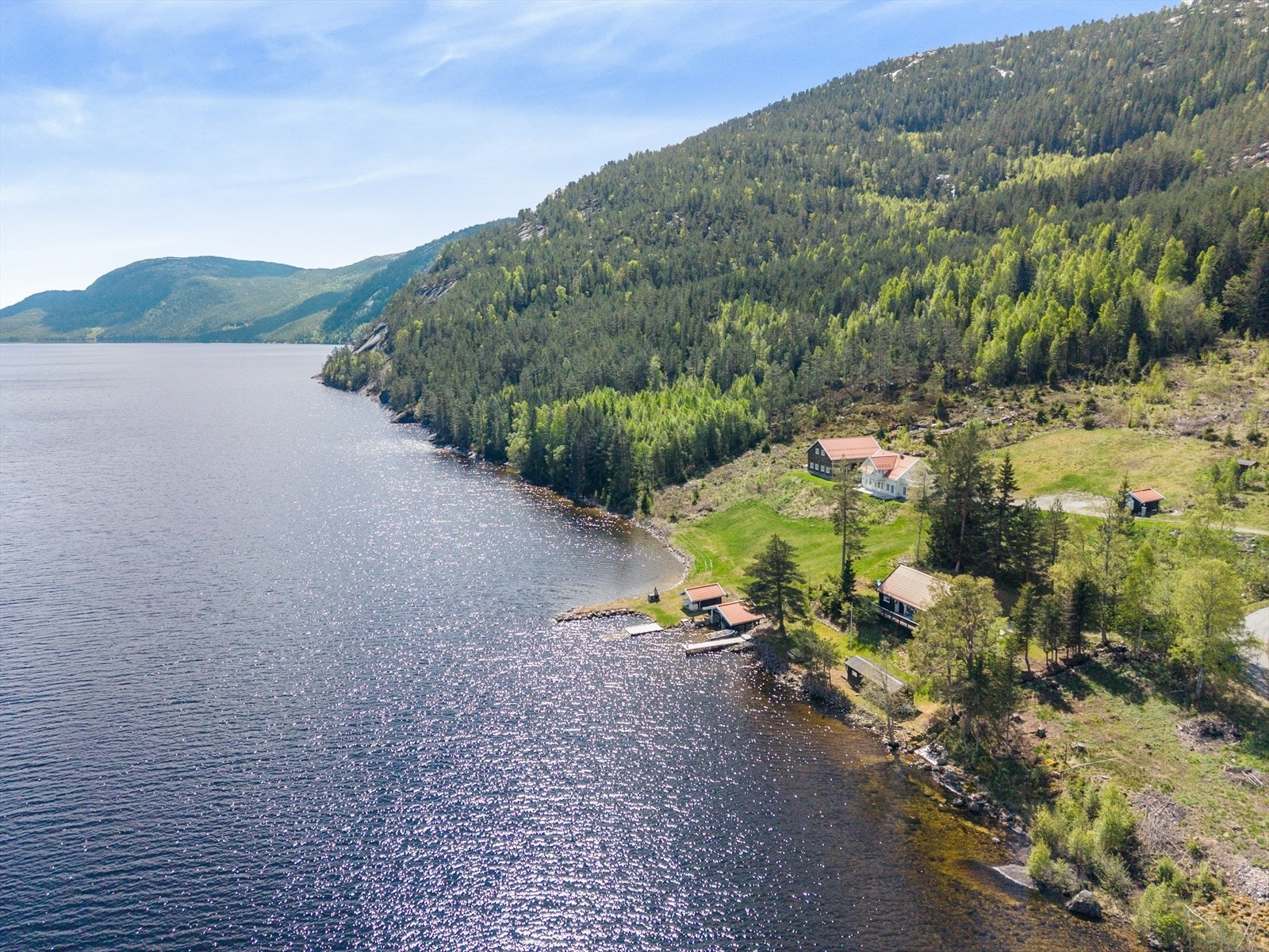 Fyresdal er kjent for sitt varierte terreng som innbyr til et aktivt friluftsliv, fra skogsturer til toppturer. Galleribilde