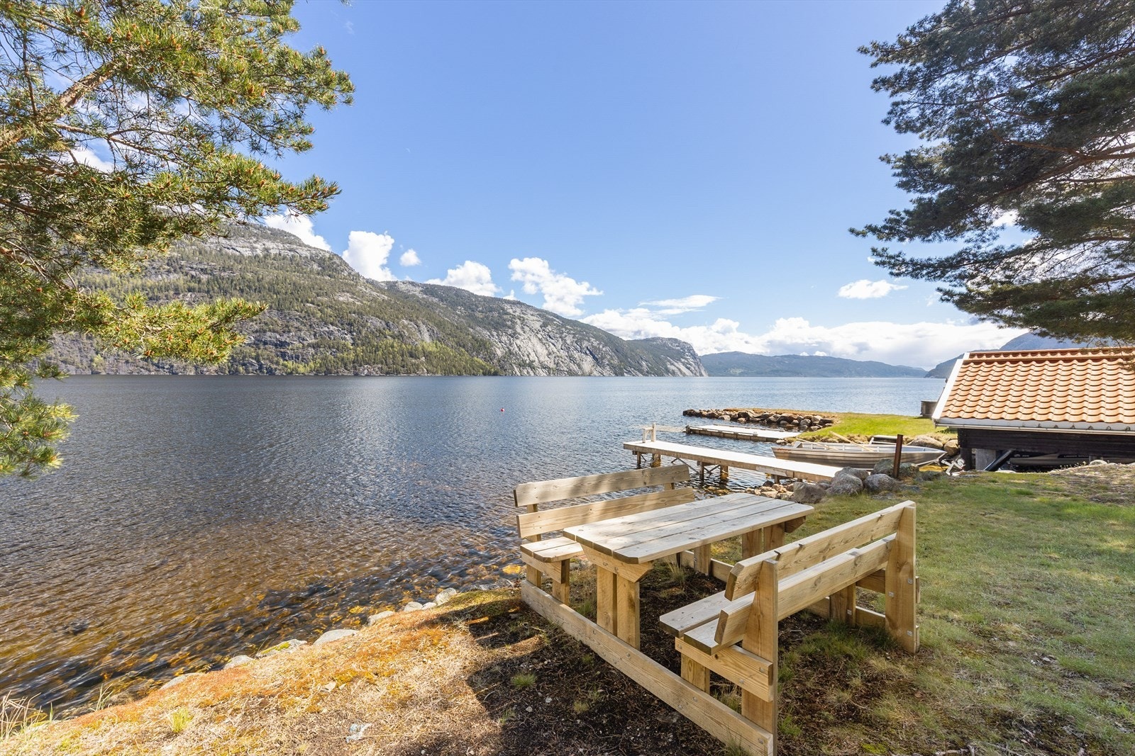 En sittegruppe ved vannkanten er etablert for å nyte stillheten og omgivelsene. Galleribilde