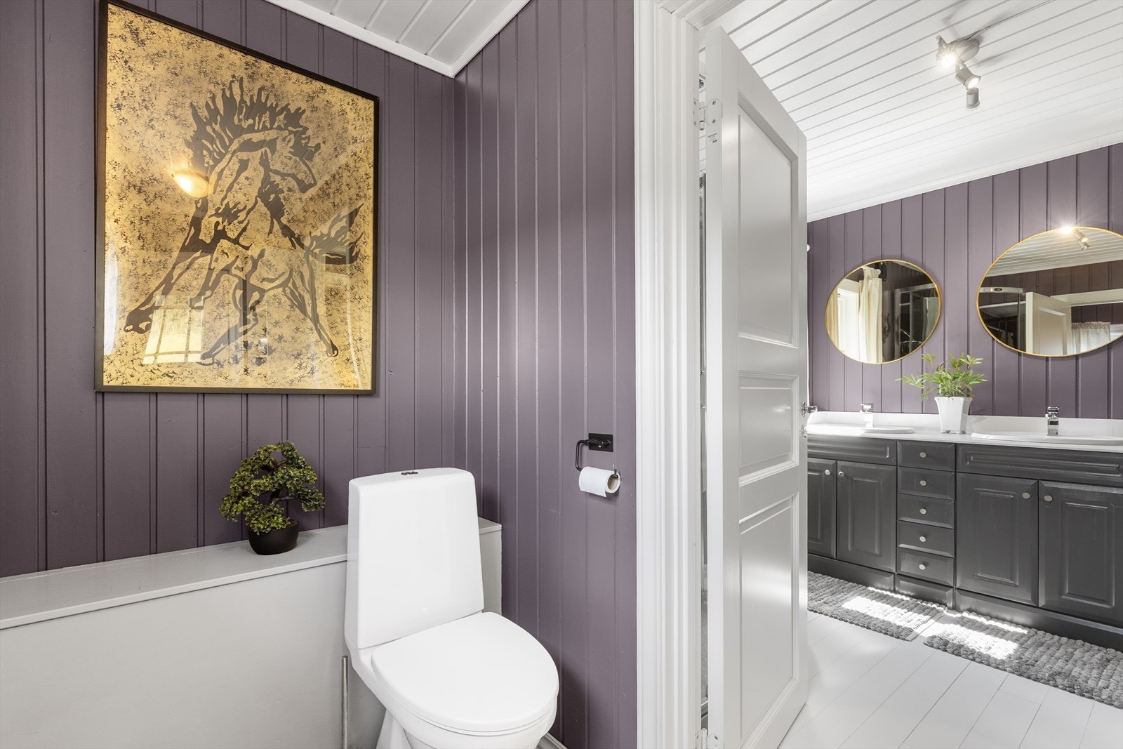 I tilknytning til badet ligger et separat toalettrom med naturlig ventilasjon. Galleribilde