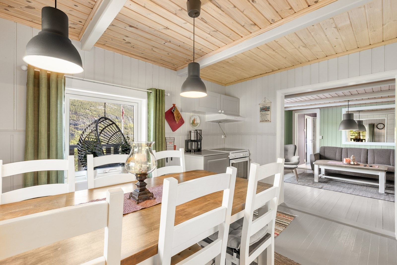 Fra spiseplassen i kjøkkenet er det åpen forbindelse inn mot stuen. Galleribilde