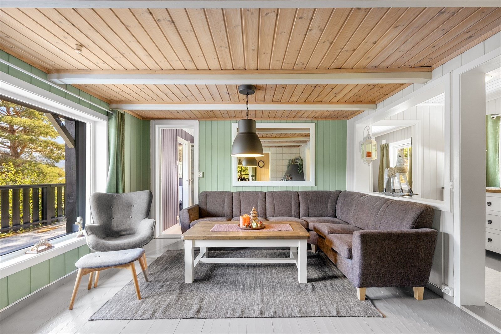 Stuen har plass til en romslig sofagruppe og har overflater med malt tregulv og panel. Galleribilde