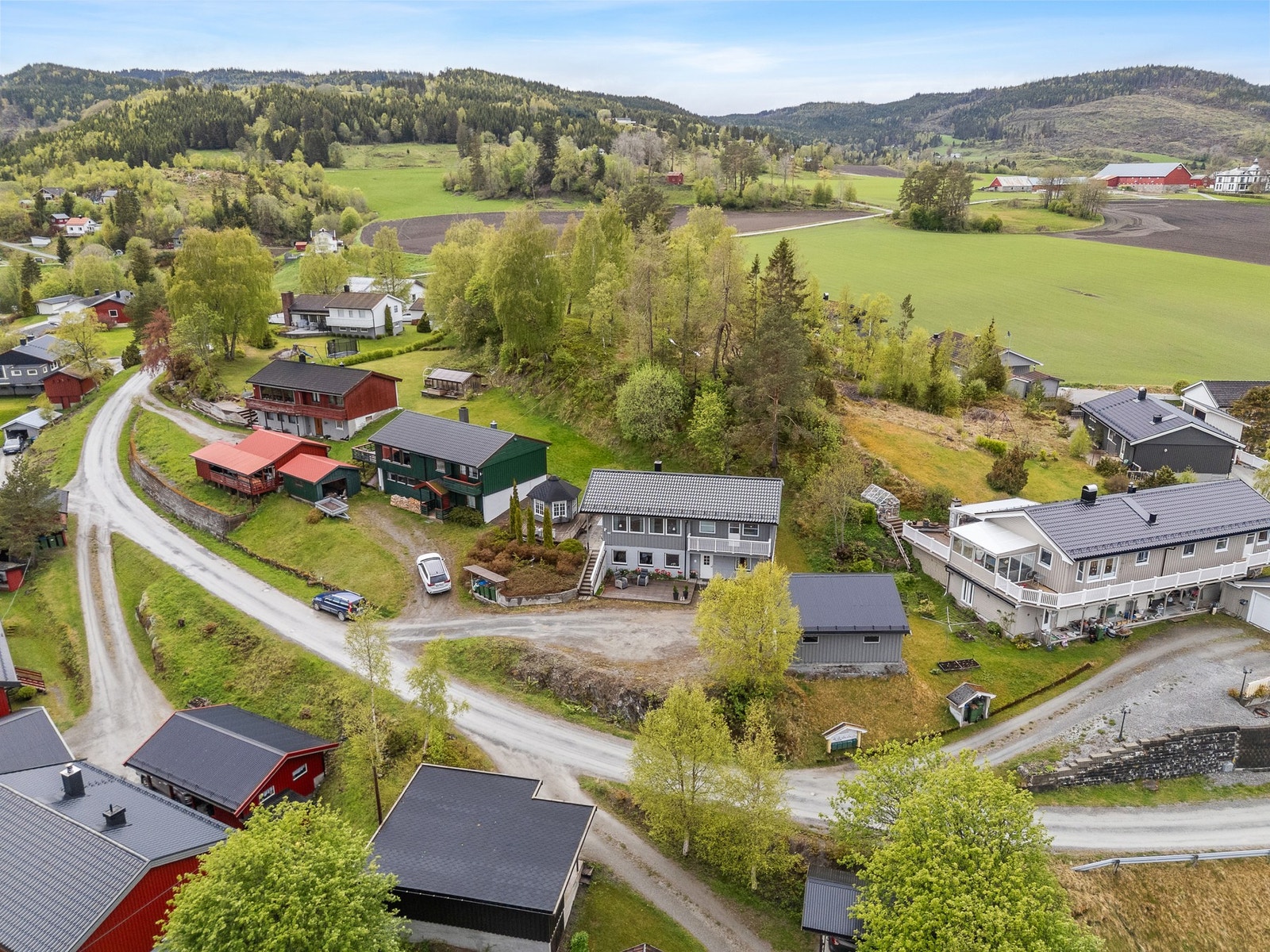 Ligger i ei gate med lite trafikk. Galleribilde