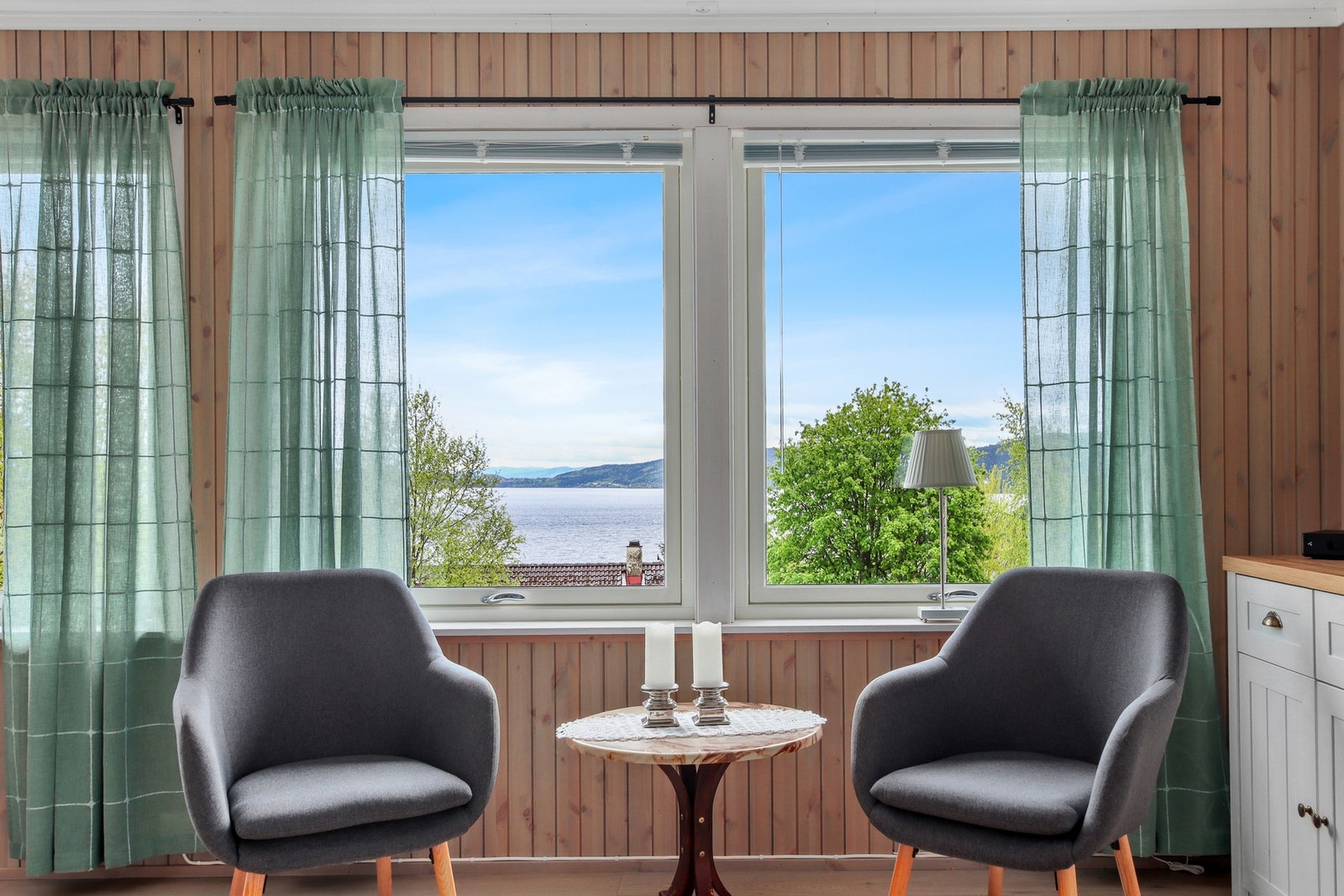 Stue med utsikt over sjøen. Galleribilde