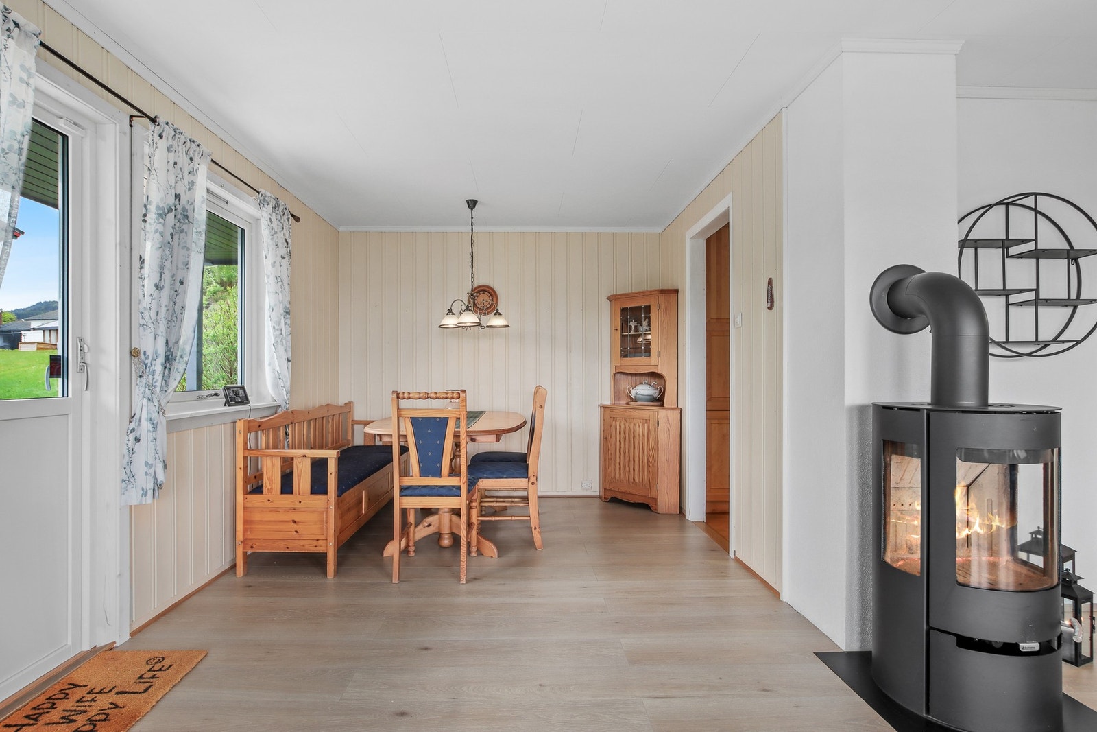Stue med vedovn Galleribilde