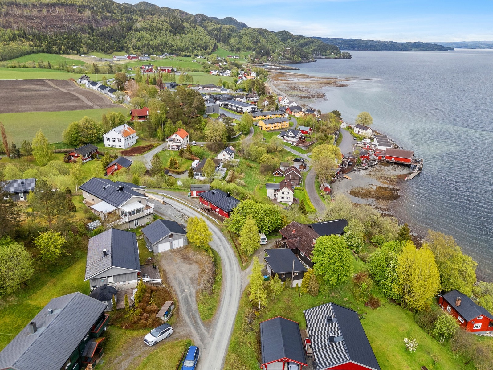 Ligger nært Mosvik sentrum. Galleribilde