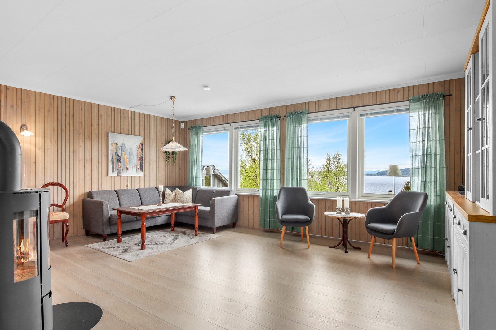 Stue med flott utsikt over sjøen. Galleribilde