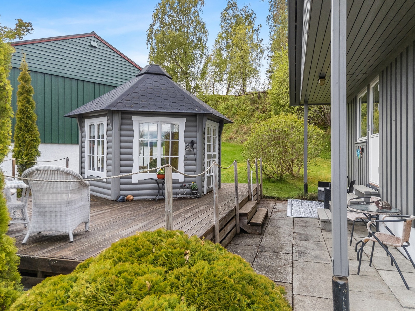 Solrik plassering med Lysthus i hagen. Galleribilde