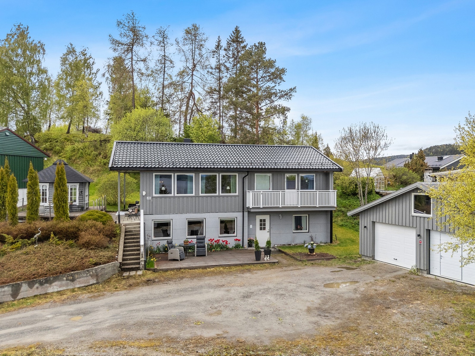 Romslig gårdsplass. Galleribilde