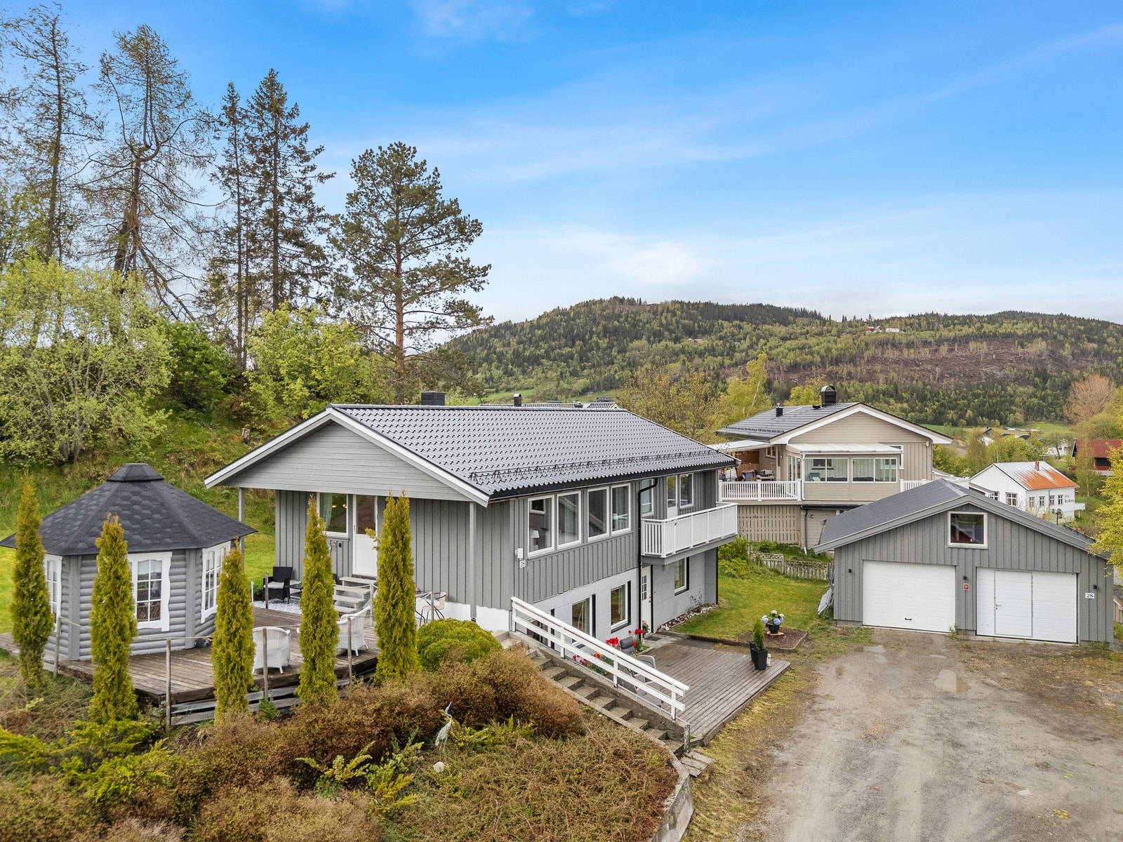 Romslig hus med lysthus og stor dobbel garasje. Galleribilde