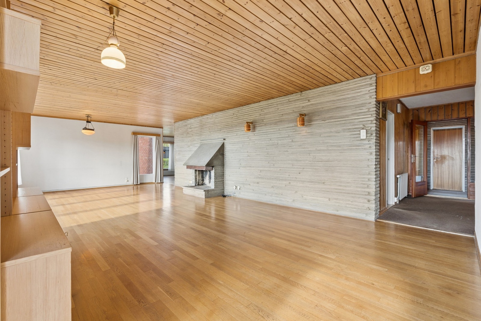 Åpen siktlinje fra stuen mot hallen og inngangspartiet. Galleribilde