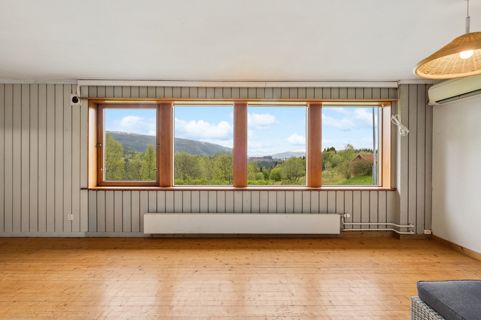 Stuen i sokkeletasjen har også en luft-til-luft varmepumpe, fra merket Daikin. Galleribilde