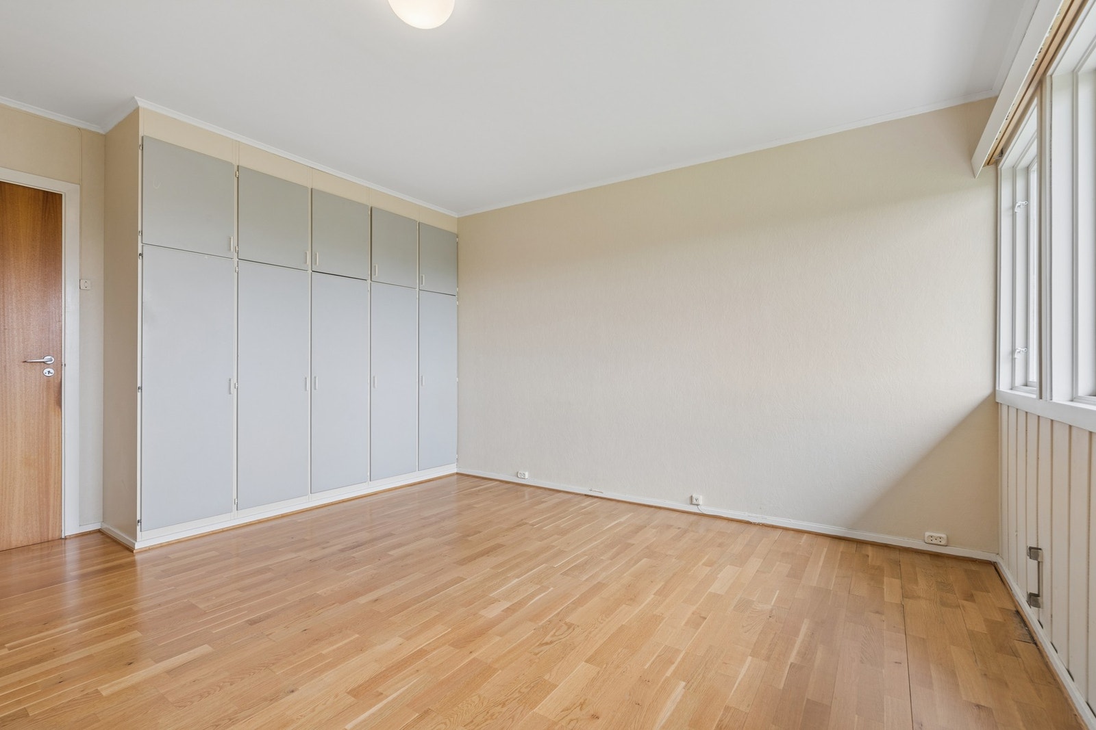 Dette soverommet er utstyrt med en stor, plassbygd garderobeløsning. Galleribilde