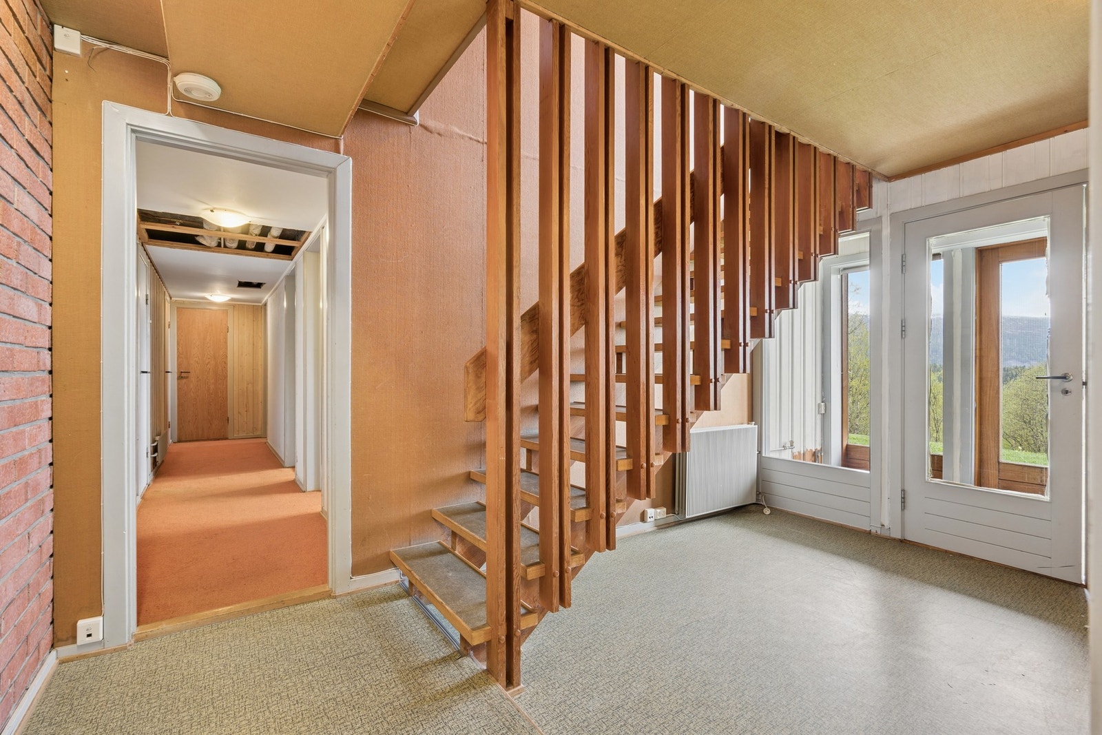 Tretrappen med spilerekkverk forbinder de to etasjene. Galleribilde