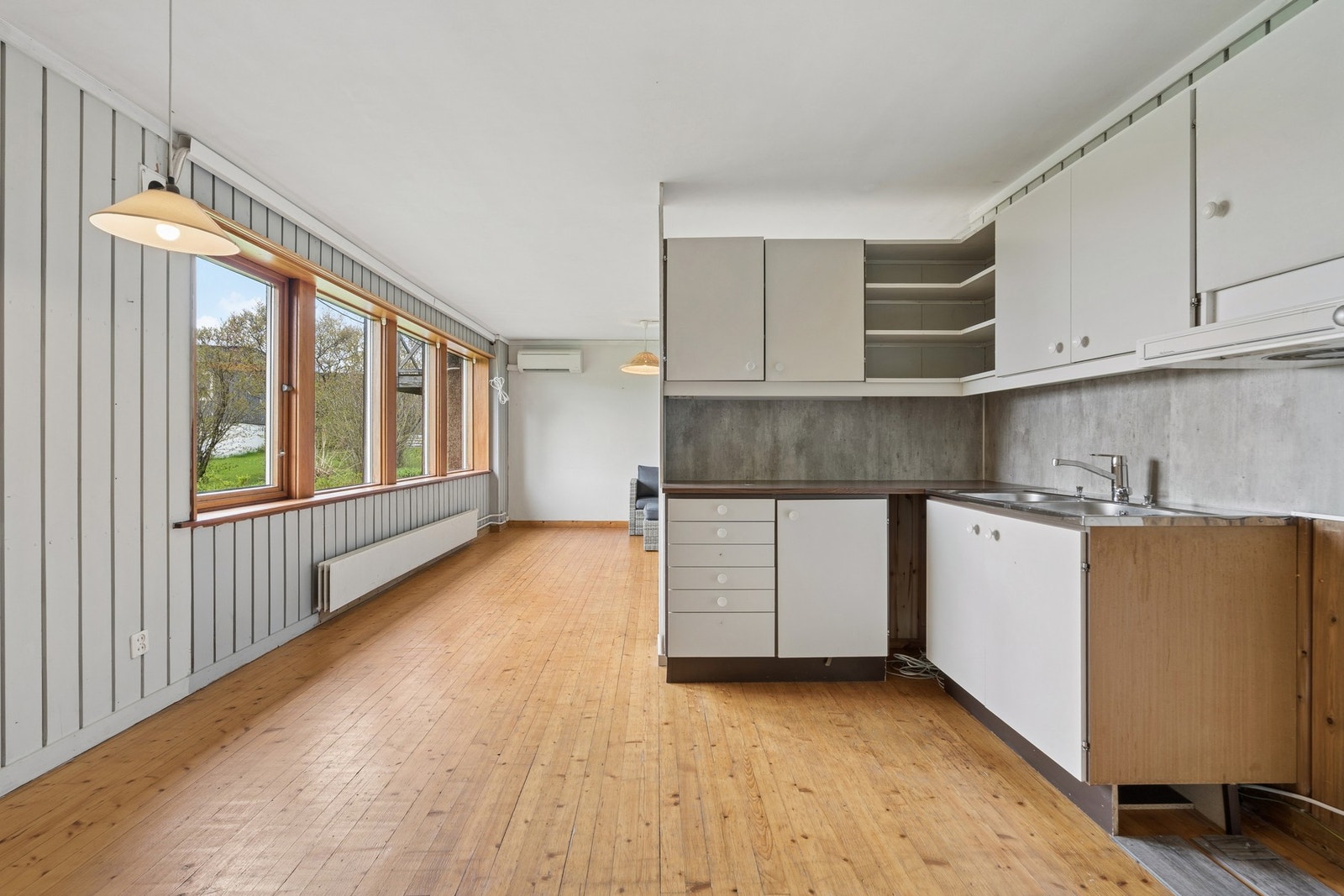 Den åpne løsningen i sokkeletasjen gir rom for både sittegruppe og spiseplass. Galleribilde