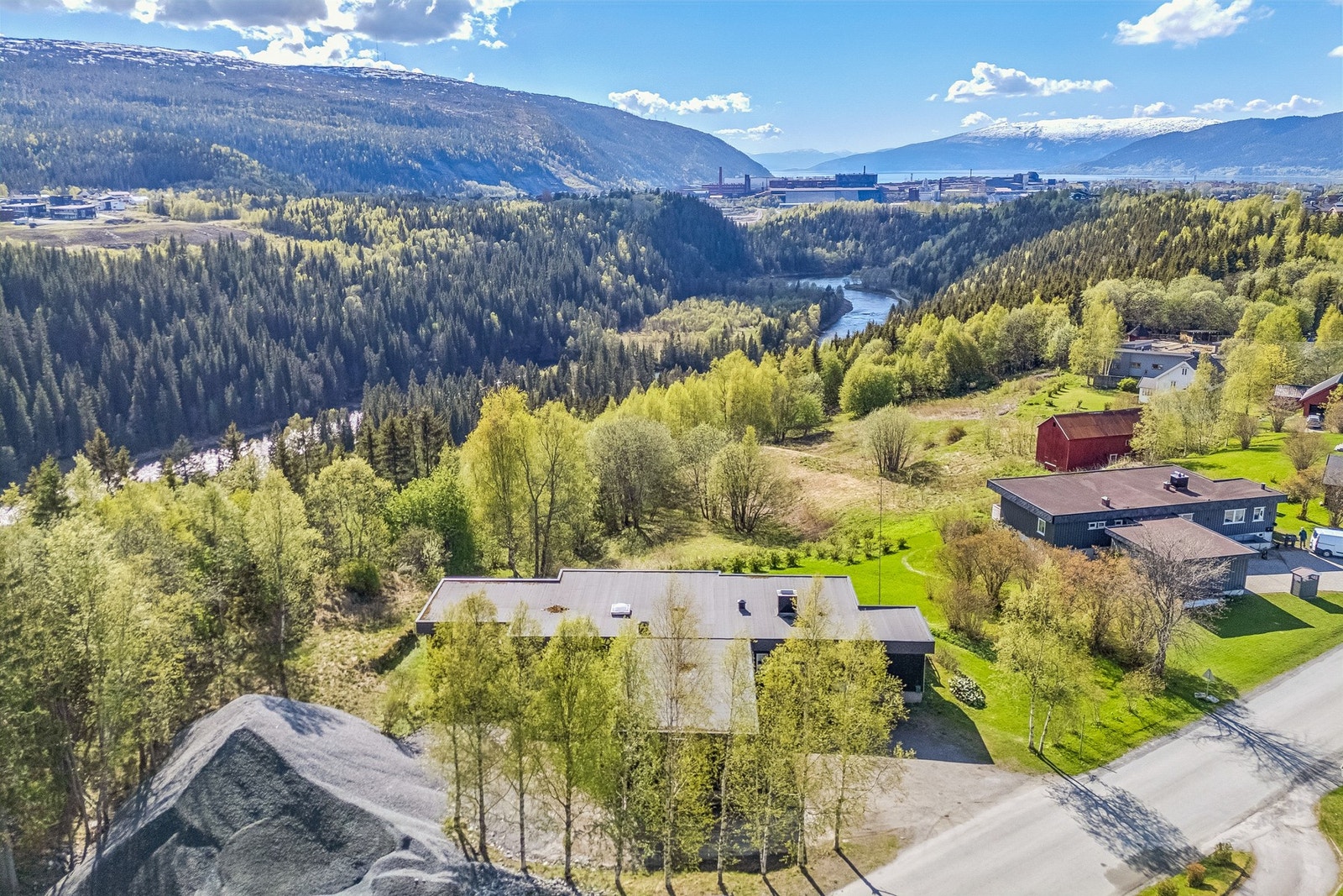 Fra eiendommen er det kort vei til turområder i skog og mark. Galleribilde