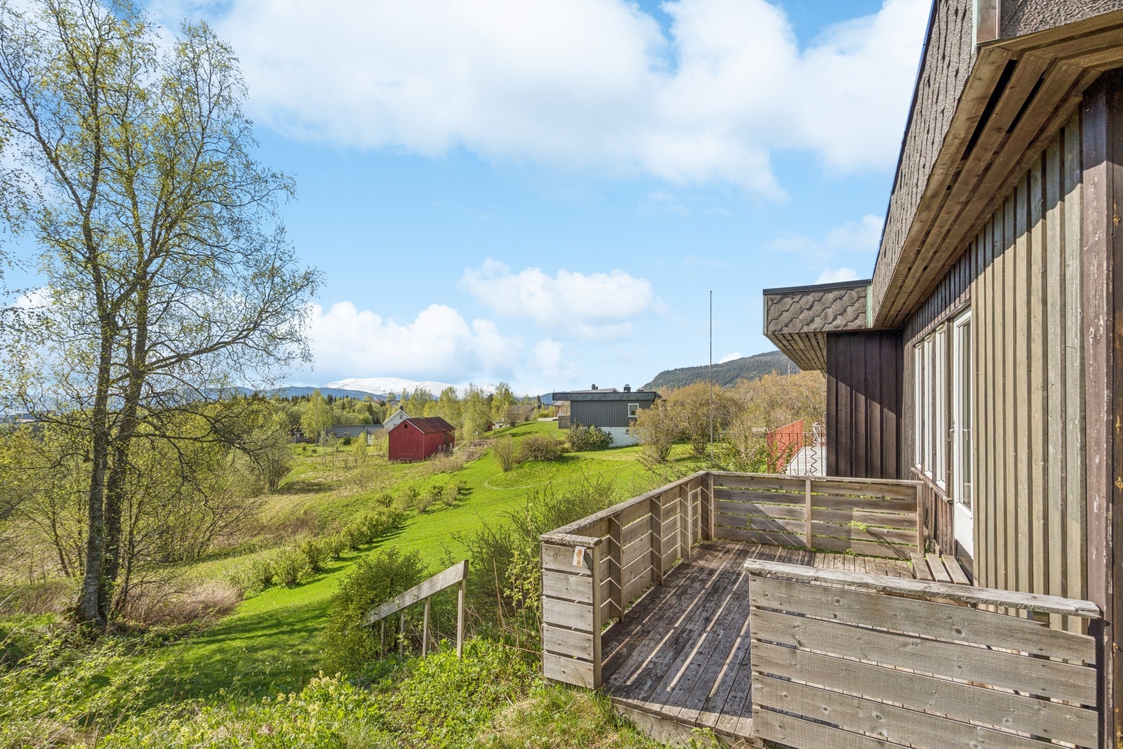 Eiendommen har flere uteplasser, inkludert en nordvestvendt terrasse og to sørvestvendte soner. Tomten ligger i et stille nabolag med nærhet til skog og mark. Galleribilde