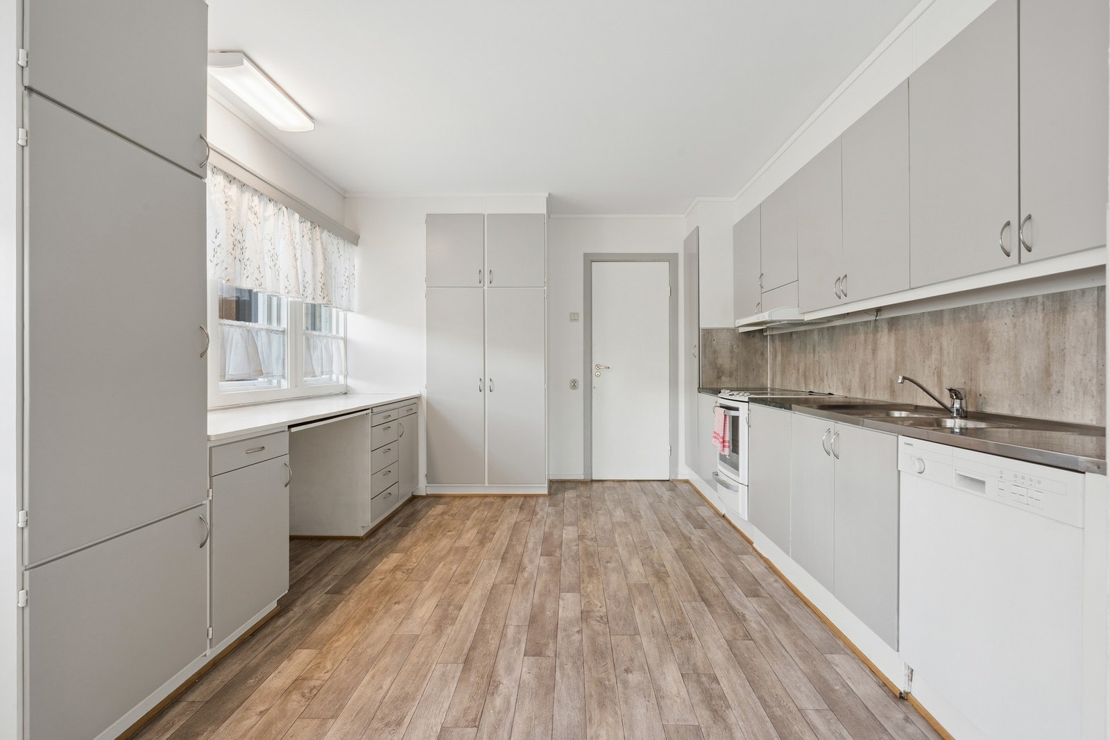 Godt med skap- og benkeplass, samt opplegg for oppvaskmaskin. Galleribilde
