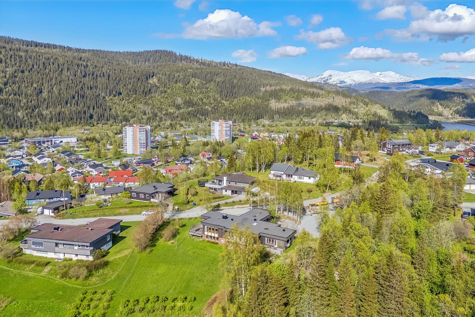 Eiendommen ligger i et etablert og stille boligområde i Mo i Rana. Galleribilde