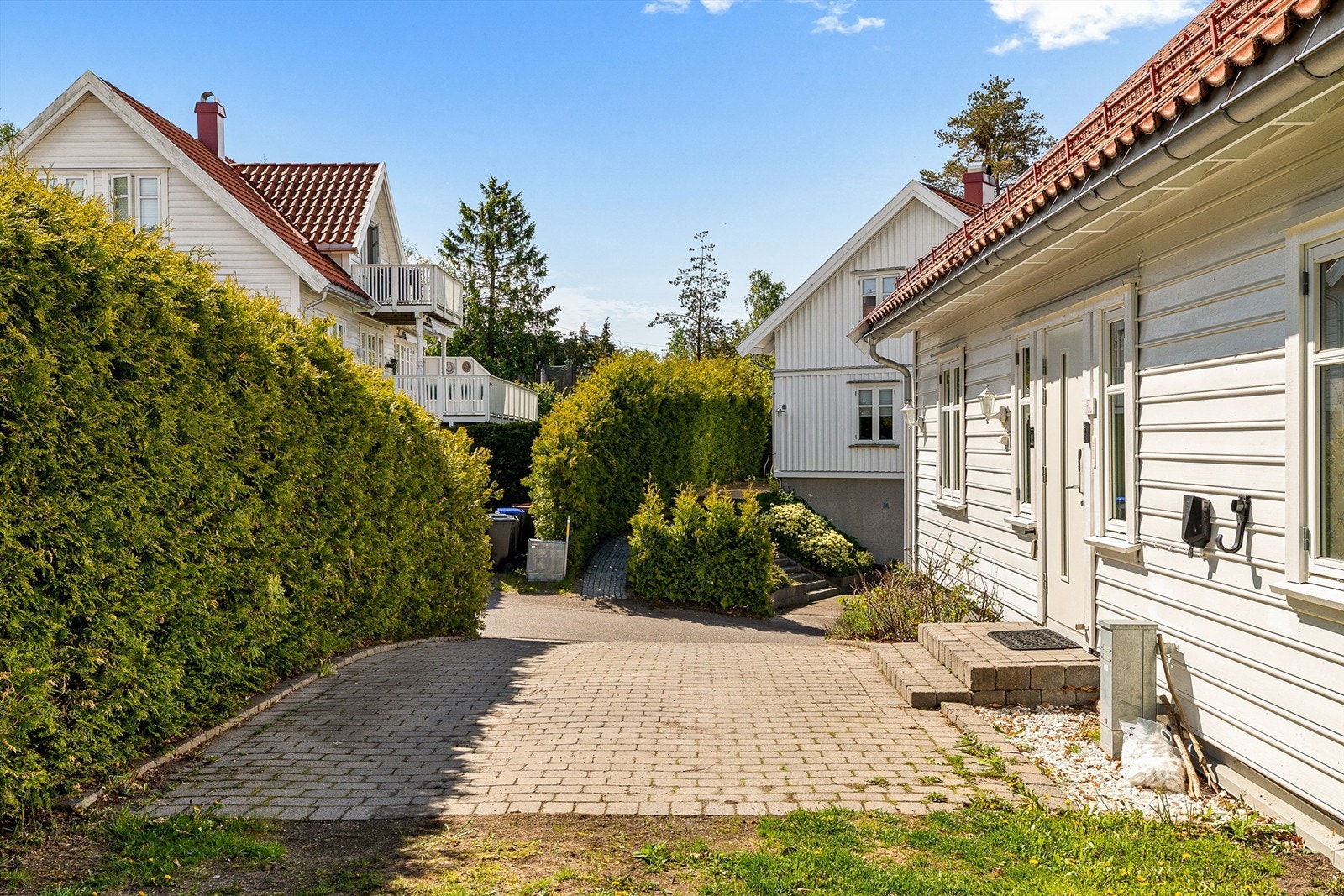 Gårdsplass med belegningsstein fører frem til inngangspartiet. Galleribilde