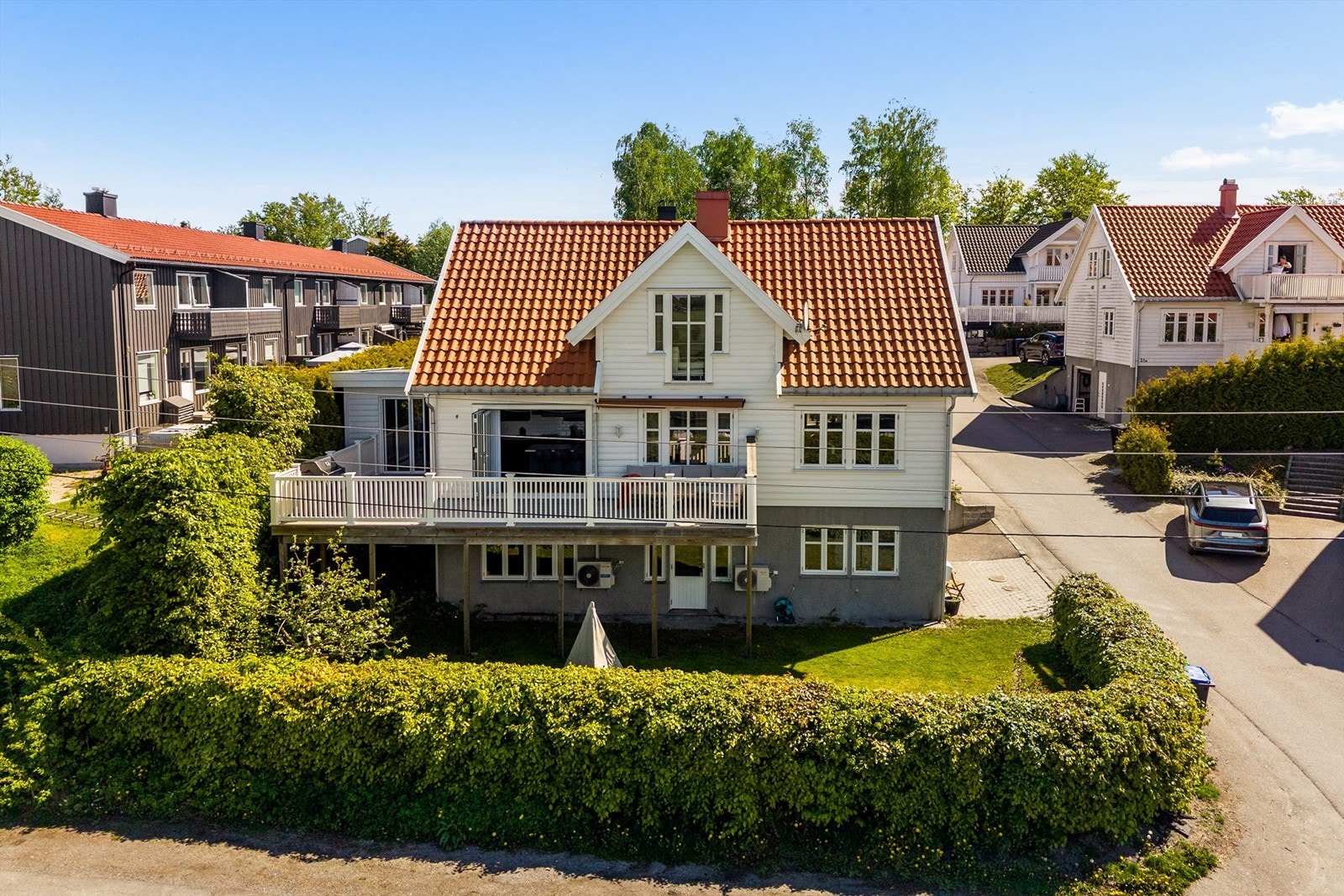 Her har man sol til langt utover kvelden, hvor terrasse og utestue blir mye brukt. Galleribilde